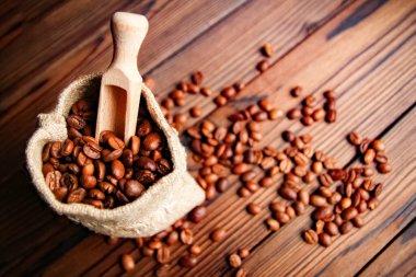 Tahta arka planda bir kahve poşeti.