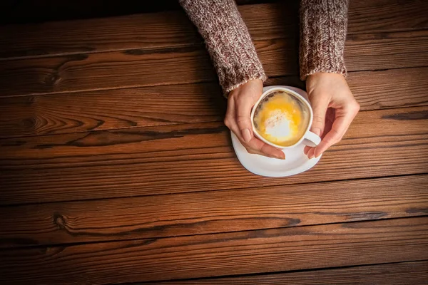 Tangan Perempuan Dan Kopi Latar Belakang Kayu — Stok Foto