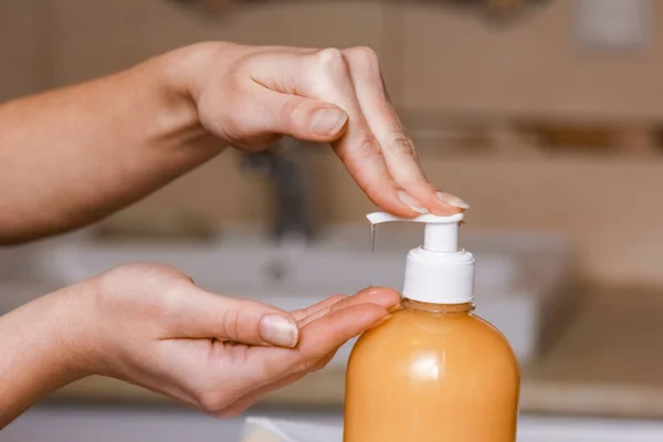 Les Mains Avec Savon Sont Lavées Sous Robinet Avec Eau — Photo