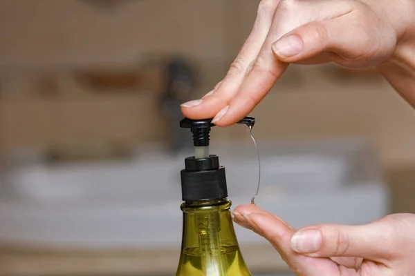 Les Mains Avec Savon Sont Lavées Sous Robinet Avec Eau — Photo