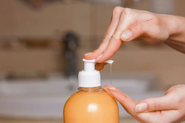 Les Mains Avec Savon Sont Lavées Sous Robinet Avec Eau — Photo