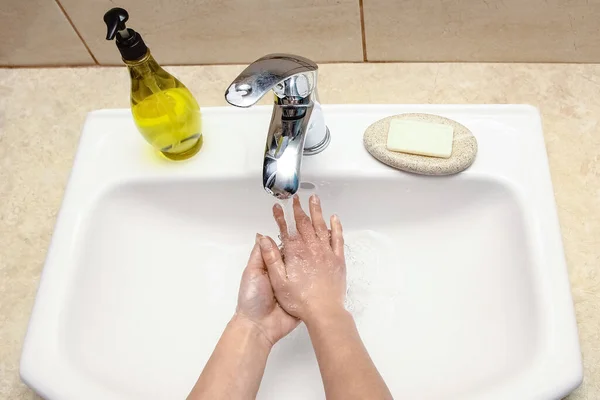 Händerna Med Tvål Tvättas Kranen Med Vatten Rengör Från Infektion — Stockfoto