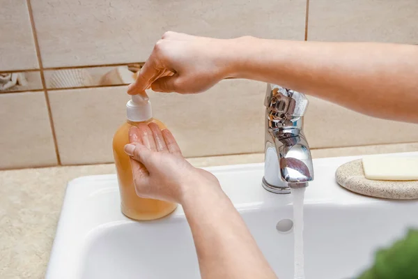 Las Manos Con Jabón Lavan Bajo Grifo Con Agua Limpio —  Fotos de Stock