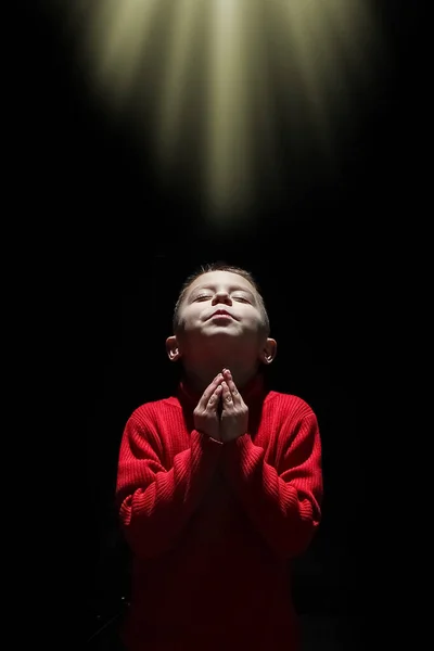 Kind Bidt Geestelijk Tot God Een Zwarte Achtergrond — Stockfoto