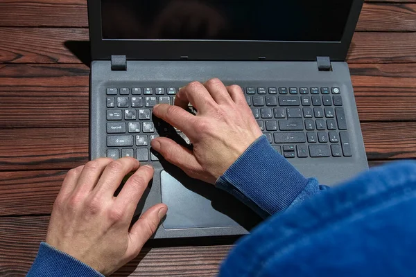 Hacker Mit Laptop Sitzt Einem Tisch Und Abstraktem Binärcode Virtuelle — Stockfoto