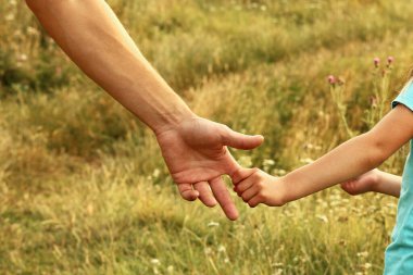 Doğadaki ebeveyn ve çocuğun elleri