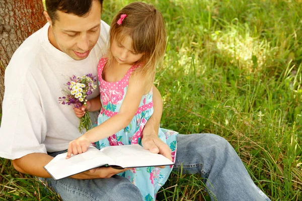 Padres Felices Con Niño Leen Biblia Parque Natural —  Fotos de Stock