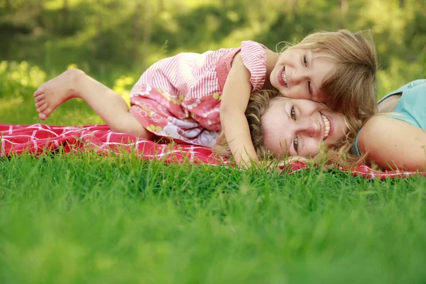 Счастливая Мать Ребенком Природе Лежащим Траве Парке — стоковое фото