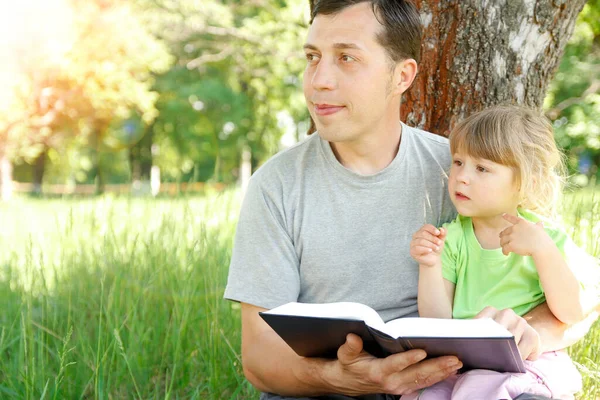 Padre Feliz Con Niño Leyendo Libro Sobre Naturaleza Biblia —  Fotos de Stock