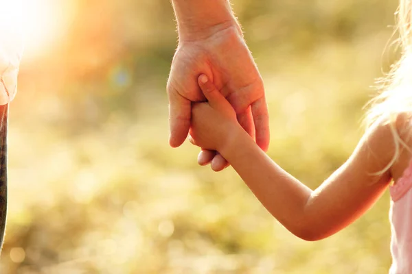 Руки Родителей Детей Открытом Воздухе Парке — стоковое фото