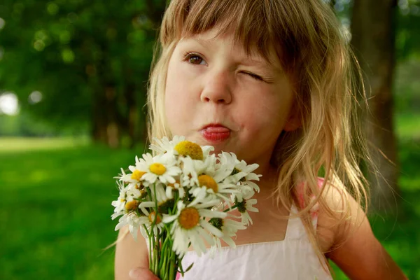 Barnets Känslor Visar Tunga Glad Flicka Barn Med Bukett Blommor — Stockfoto