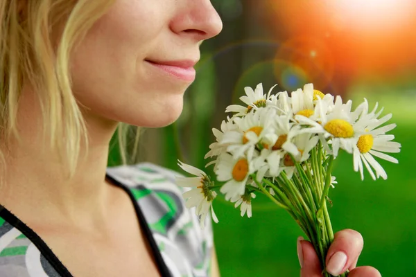 Glad Flicka Med Bukett Blommor Naturparken — Stockfoto