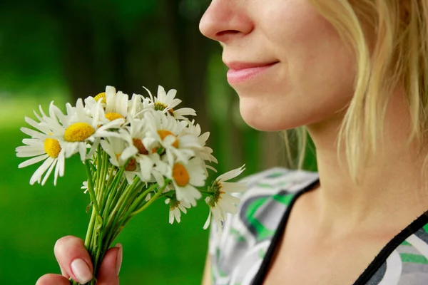 Chica Feliz Con Ramo Flores Parque Natural —  Fotos de Stock