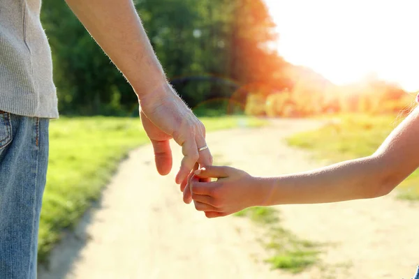 Ouder Houdt Hand Van Een Klein Kind Vast Aan Natuur — Stockfoto