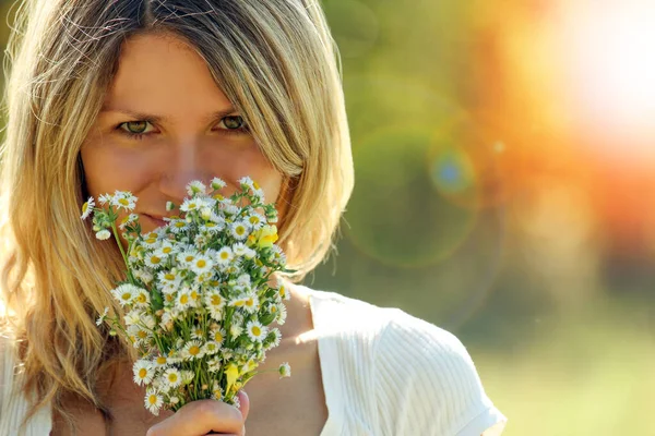 公園で屋外で遊ぶ愛の花を持つ幸せな女性 — ストック写真