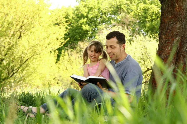 Padre Joven Con Una Pequeña Hija Leyendo Biblia —  Fotos de Stock