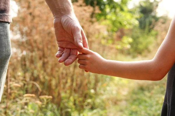 Der Elternteil Hält Die Hand Eines Kleinen Kindes — Stockfoto
