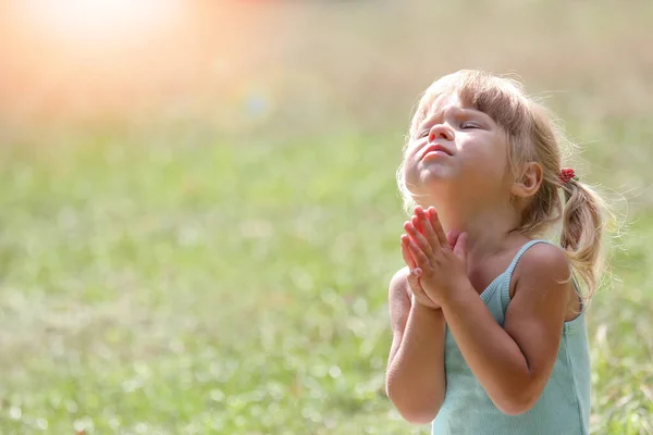 自然公園で自然の中で祈っている幸せな女の子 — ストック写真