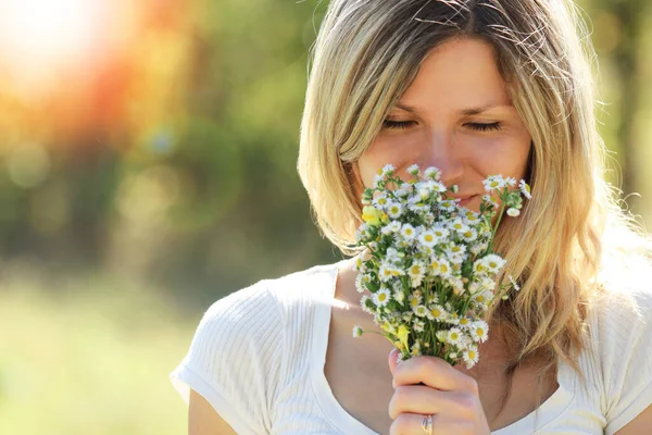 Glückliche Frau Mit Verliebten Blumen Beim Spielen Park — Stockfoto