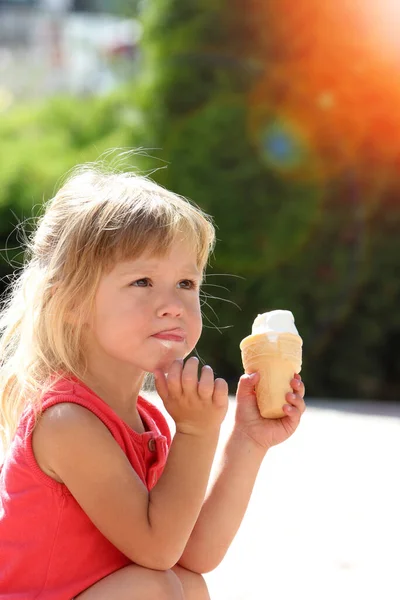 公園の自然の中でアイスクリームを食べる幸せな子供 — ストック写真