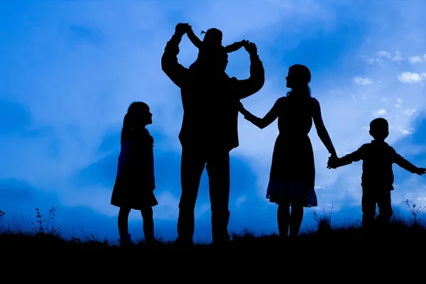 Familia Feliz Junto Mar Silueta Naturaleza Fondo —  Fotos de Stock