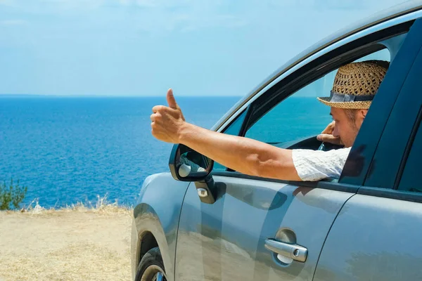 Glücklicher Kerl Auto Meer Hintergrund — Stockfoto