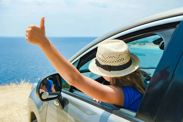 Feliz Chica Coche Mar Grecia Fondo — Foto de Stock