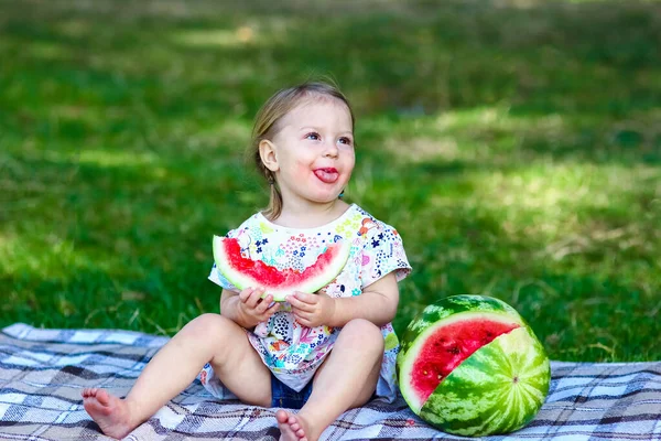 Parkta Doğada Karpuz Taşıyan Mutlu Çocuk — Stok fotoğraf