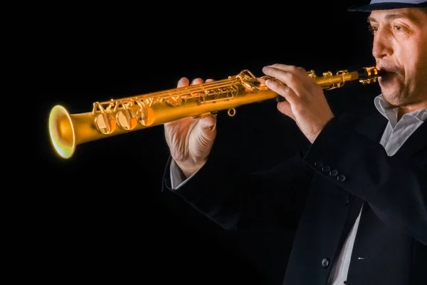 Saksofon Sopranowy Rękach Faceta Czarnym Tle — Zdjęcie stockowe