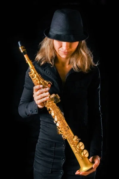 Soprán Saxofon Rukou Dívky Černém Pozadí — Stock fotografie