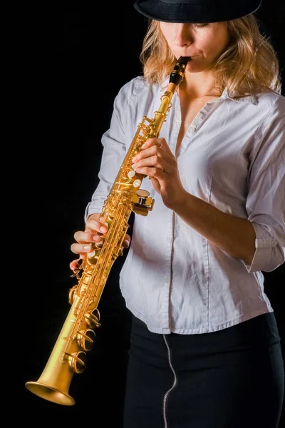 Saxofón Soprano Manos Una Chica Sobre Fondo Negro — Foto de Stock