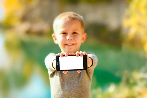 Criança Feliz Com Telefone Tirando Selfie Natureza Parque Viagens — Fotografia de Stock