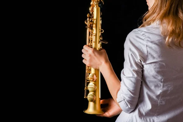 Saxofón Soprano Manos Una Chica Sobre Fondo Negro — Foto de Stock