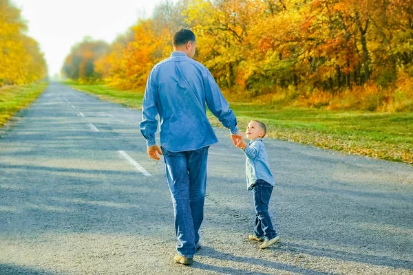 Padres Felices Con Niño Están Caminando Largo Carretera Parque Viaje —  Fotos de Stock