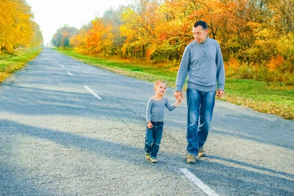 Parent Heureux Avec Enfant Marchent Long Route Dans Parc Sur — Photo