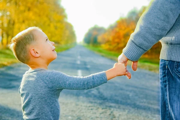 Glückliche Eltern Mit Kind Spazieren Park Auf Naturreise — Stockfoto