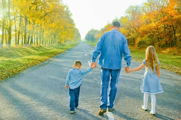 Çocuklu Mutlu Bir Ebeveyn Doğa Yolculuğunda Parkta Yürüyor — Stok fotoğraf