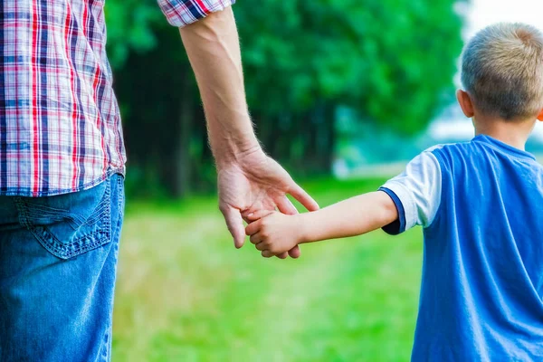 Belas Mãos Pais Filhos Livre Parque — Fotografia de Stock