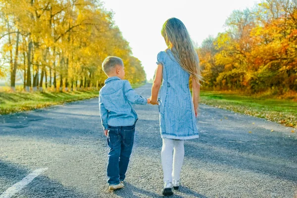 Parent Heureux Avec Enfant Marchent Long Route Dans Parc Sur — Photo