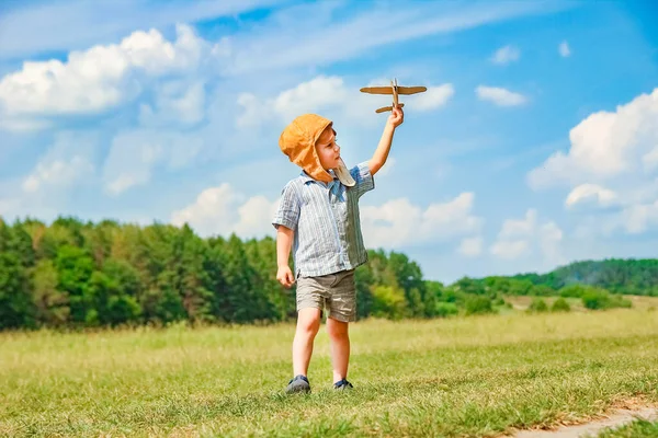 Chlapeček Letadla Hraje Parku Přírodu Chlapec Dovolené Pilot — Stock fotografie