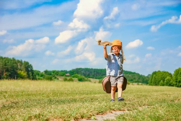 Bambino Aereo Gioca Sulla Natura Nel Parco Ragazzo Vacanza Pilota — Foto Stock