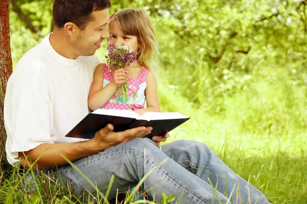 Gelukkige Ouders Met Een Kind Lezen Bijbel Het Natuurpark — Stockfoto