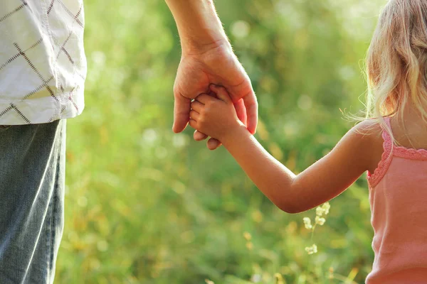 Mani Dei Genitori Del Bambino All Aperto Nel Parco — Foto Stock