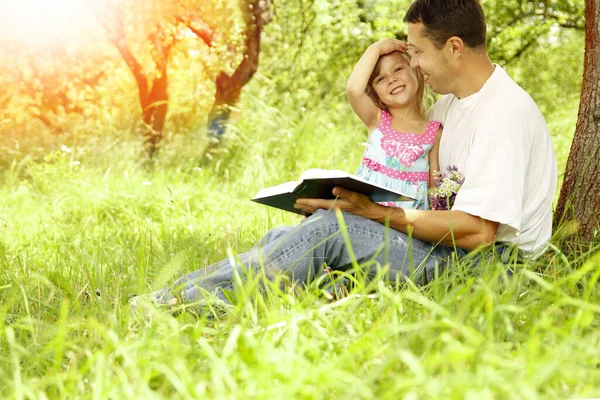 Gelukkige Ouders Met Een Kind Lezen Bijbel Het Natuurpark — Stockfoto