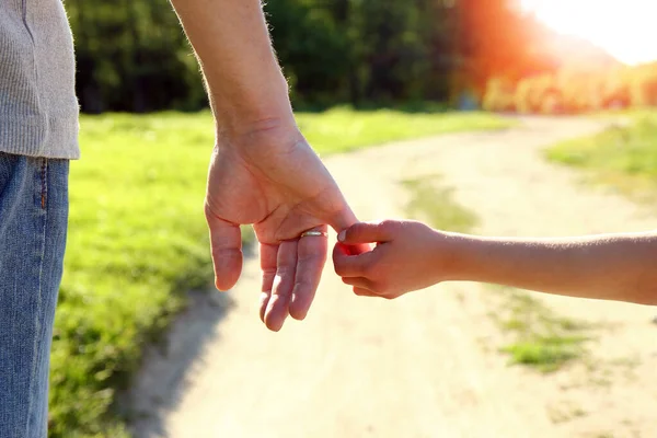 Ebeveyn Yol Kenarında Küçük Bir Çocuğun Elini Tutar — Stok fotoğraf