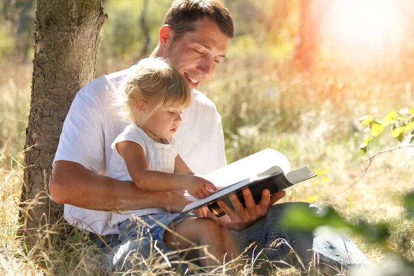 Gelukkige Ouders Met Een Kind Lezen Bijbel Het Natuurpark — Stockfoto