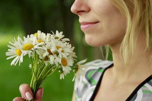 自然公園に花の花束を持つ幸せな女の子 — ストック写真