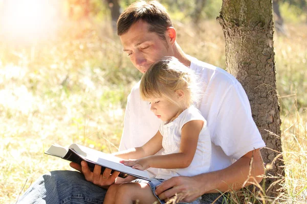 Pais Felizes Com Uma Criança Lêem Bíblia Parque Natural — Fotografia de Stock