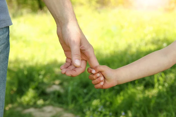 Genitore Che Tiene Mano Del Bambino Con Uno Sfondo Felice — Foto Stock