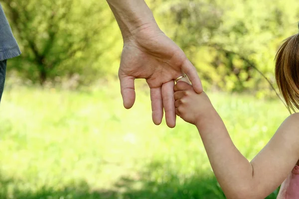 Rodzic Trzymający Dziecko Rękę Szczęśliwym Tłem — Zdjęcie stockowe